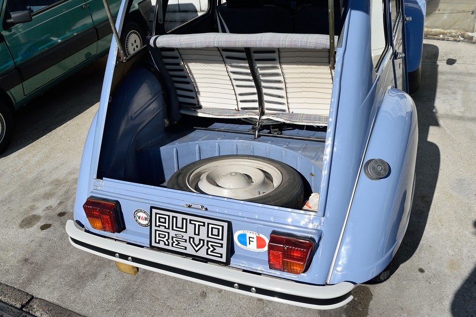 トランクスペースもそれなりにあります。日常使用には十分ではないかと・・・でもいざとなればリアシートは簡単に脱着出来るので、更に広大なスペースに！こんな古いクルマでも実用性を外さないのは、さすがフランス車！