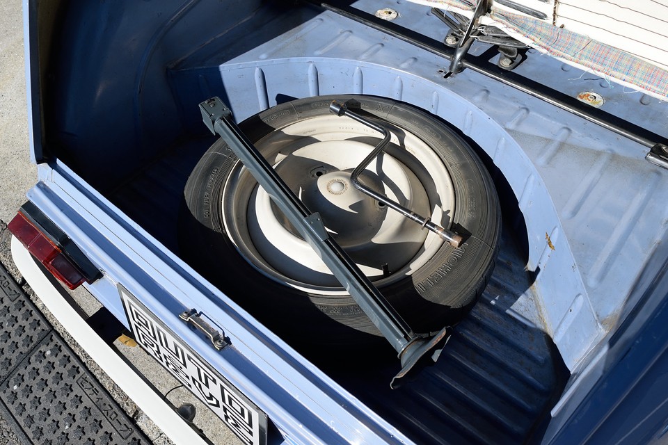 スペアタイヤはもちろん、特徴的な純正の縦長ジャッキ、クランク兼タイヤレンチも付属します。