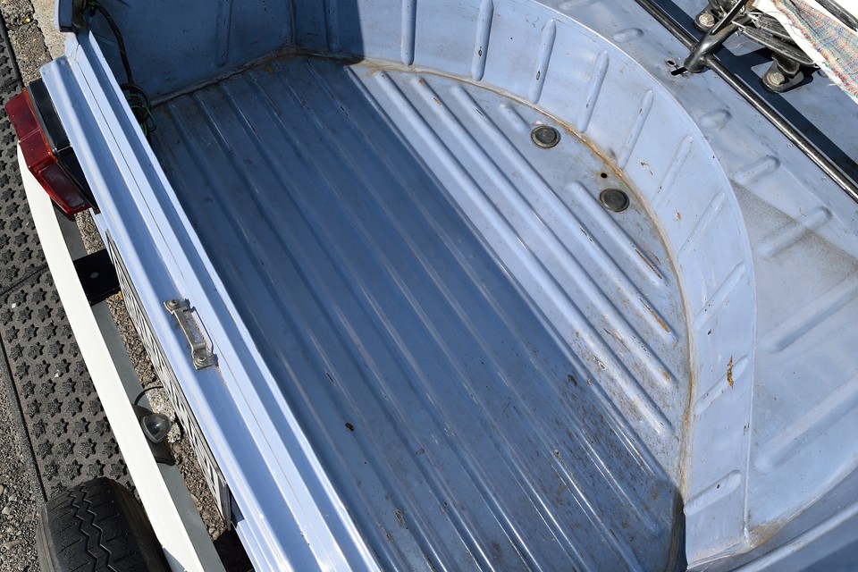 リアトランクの床面です。どうしても付いてしまう経年での汚れはあるものの、酷いサビや損傷、修復跡が無いのがお判りいただけるかと・・・。