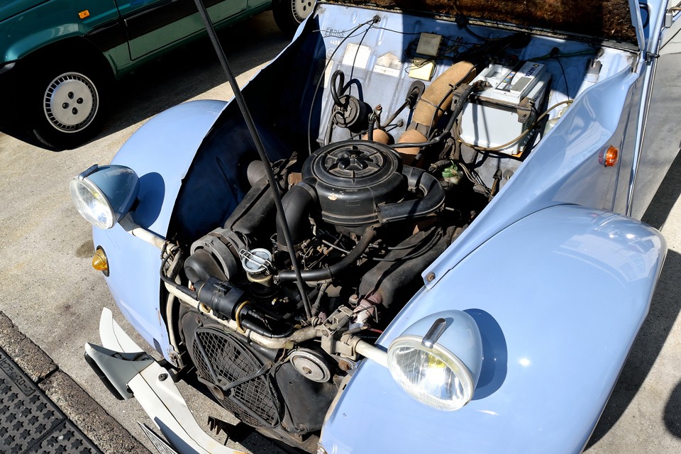 エンジンは空冷水平対向2気筒、602cc、最高出力29HP/5750rpm、最高トルク4.0kg・m/3500rpmを発生！非力ではありますが、心臓の鼓動にも似た音と振動が、クルマに乗ってる事をこれをど感じさせてくれるエンジンは他にないのではないかと・・・シトロエンが誇る「名器」だと思います。