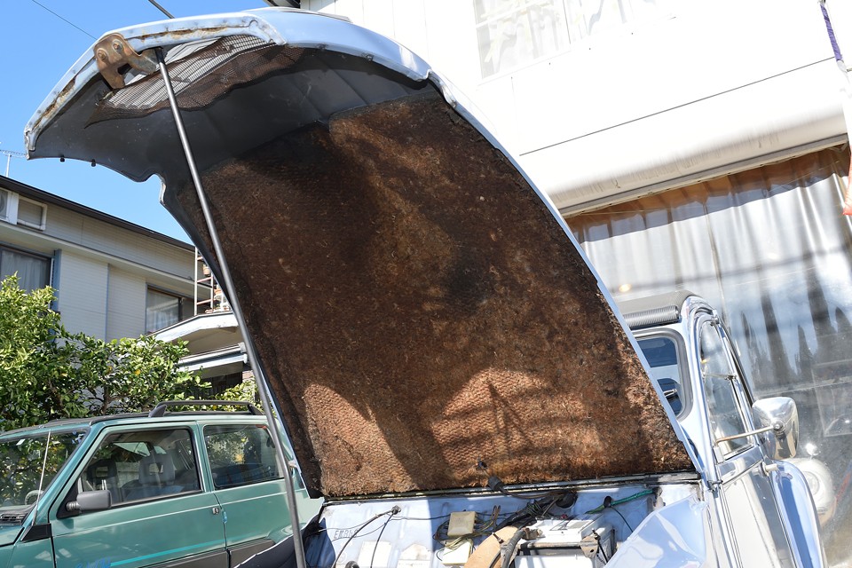 ボンネットフード裏の内張りは汚れはあるものの欠損はありません。これを通して聞こえるエキゾーストが2CVの音ですからね。意外と大事ではないかと・・・。