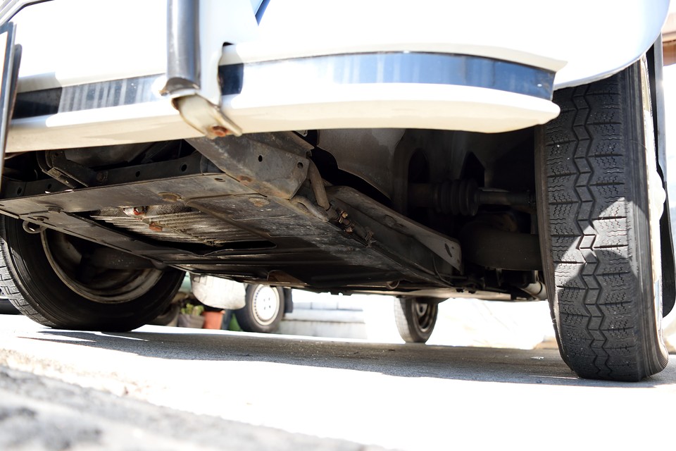 エンジン下面です。過去のオイル汚れはあるものの、現在、オイル漏れはありません！エンジン部が乾いているのがお判りいただけると思います。