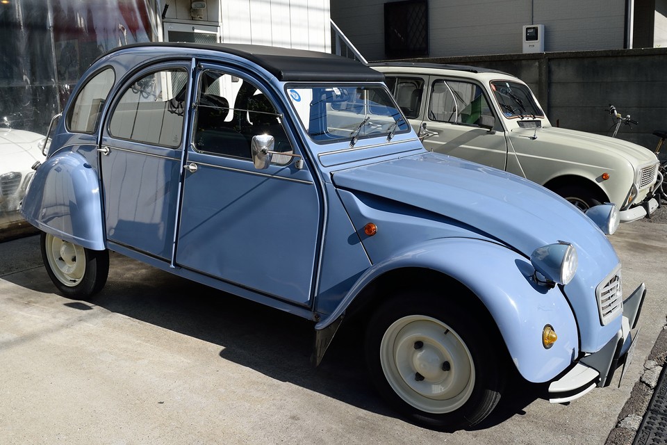 ではここでおさらい。1989（平成1）年式 シトロエン2CV 6 special、正規ディーラー車で人気のカラー「Blue Celeste」。小キズや劣化はあるものの、全体的にはバランスのとれた、たたずまいの良い個体です。