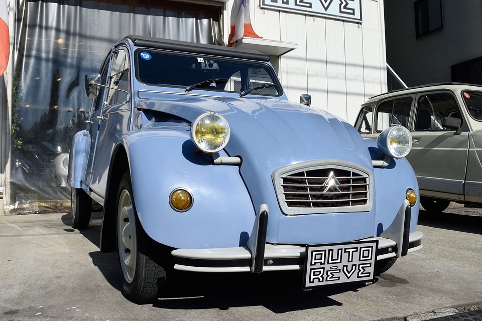 更に、リアキャリア、青白ツートーンのサンシェード装備で魅力アップ！ご成約時にはマフラー一式（フロントサイレンサー、中間パイプ、リアサイレンサー、エンドパイプ、各クランプ、マフラーハンガー）をすべて新品交換サービス！