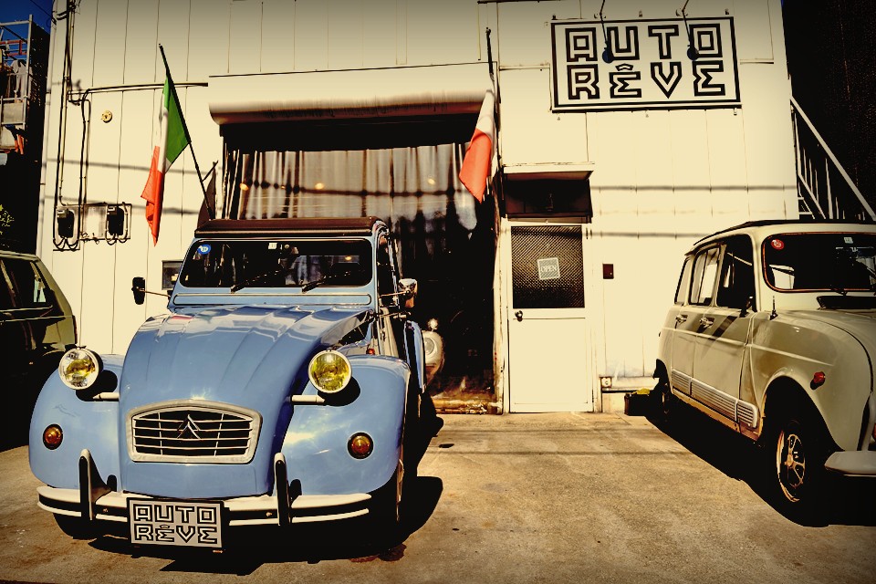 兎にも角にも、こんなペランペランなボディ（失礼！）で、たったの29馬力しかなくて、クーラーも無くて夏は死にそうに？！なるのに、でもやっぱ、2CVって偉大だなぁって思わされるのは何でなんだろうと考えると・・・。