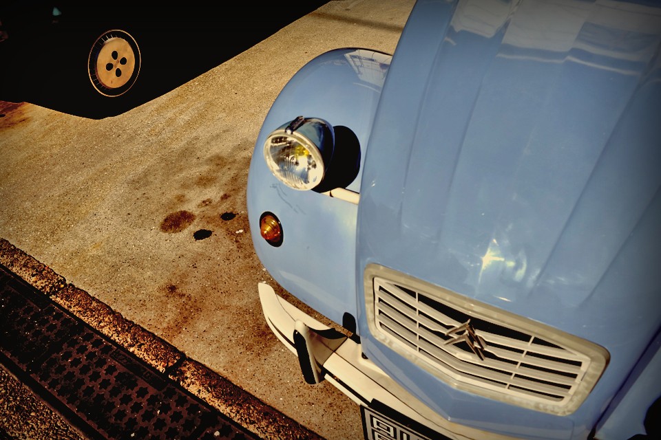 『ぶつかったときの安全ばかりを考えて、ぶつからないように安全運転をしようと考えないの？』『300馬力必要な生活って何？』『夏に汗を掻かない事が幸せなの？』等々、思いもしなかった疑問を投げかけてくれる存在であり・・・。