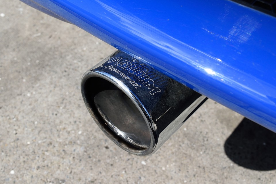 それから、これも重要なアピールポイントのひとつ！定番中の定番、SuperSprintのマフラーを装着！実は前オーナー様、以前は、これもプジョー定番のDevilマフラーを装着していたそうですが、音質がこちらの方がいい！ってことでSuperSprintに！個人的には大納得！