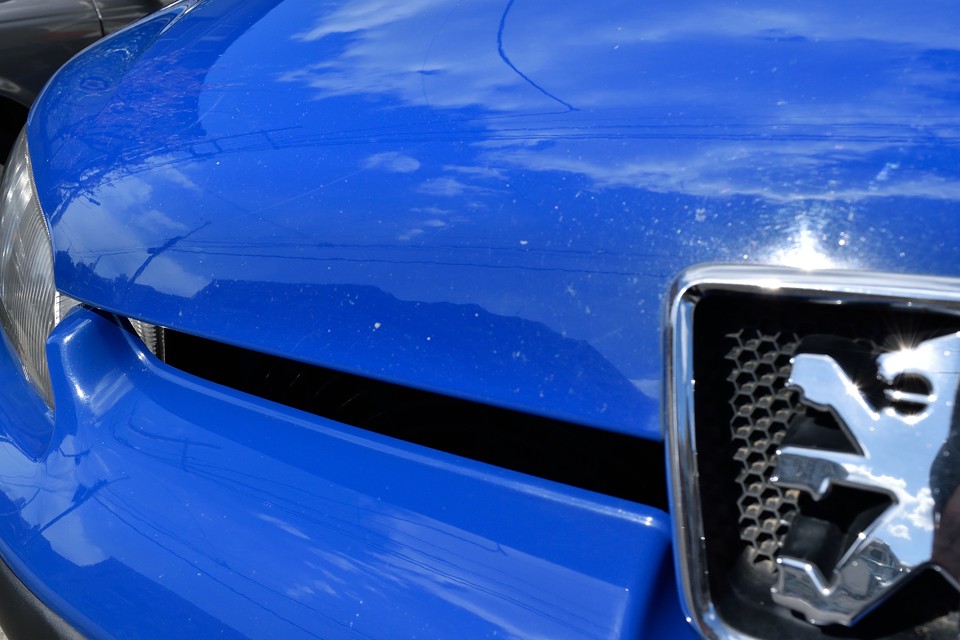 これだけの美車ではありますが、もちろん気になるところはあるわけで・・・外観では次の2点でしょうか。まずは、走行15万kmなら当たり前の事ではありますが、飛石による点キズがフロント部に多数あります。