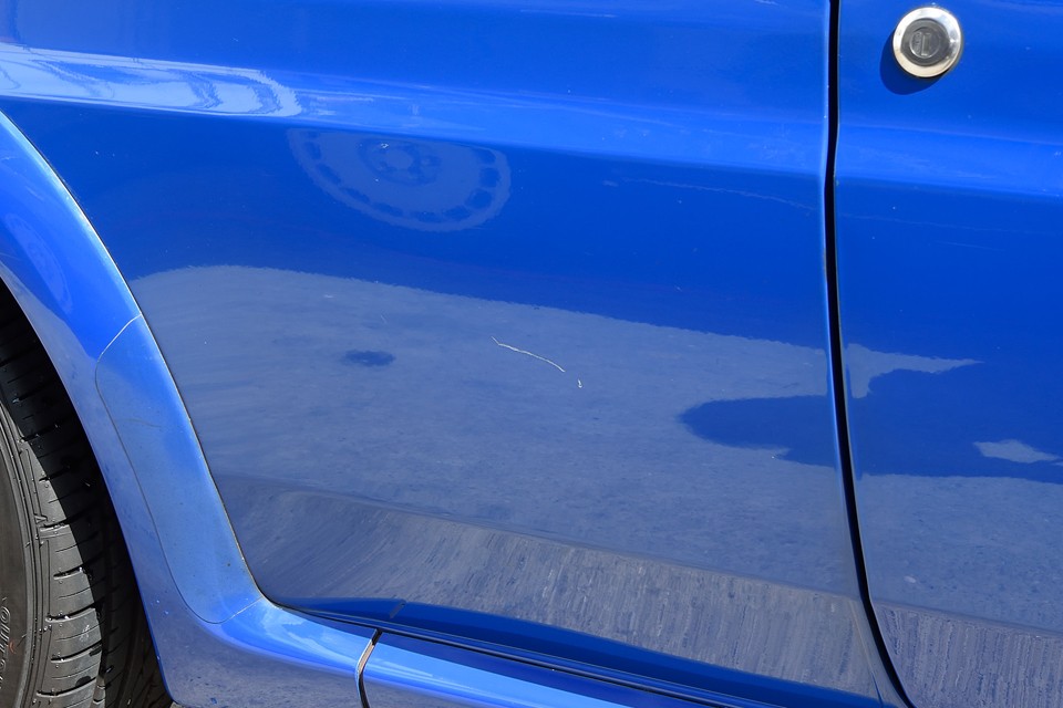 そして、唯一の目立つキズが右リアに・・・まだ何も補修していないので目立ちますが、タッチアップ補修しますので、かなり目立たなくなると思います。