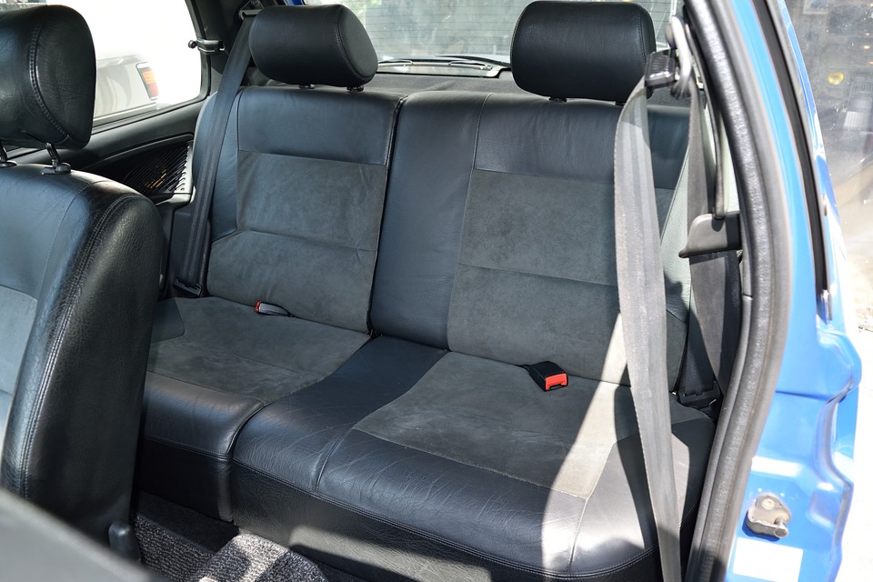 それに比べると、当然の事ながら、使用頻度の少ないリアシートはかなり清潔！目立つ汚れや劣化はほとんど感じません！
