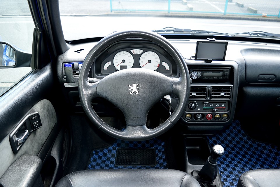 106はボンネットが低いおかげで、至近距離まで良く見えます。なので道路状況もハッキリと把握出来て、しかもクイックなハンドリングと相まって、今までに経験したことのないコーナーリングが楽しめるのです～！・・・完全に私の青春、蘇りました。はい。（笑）