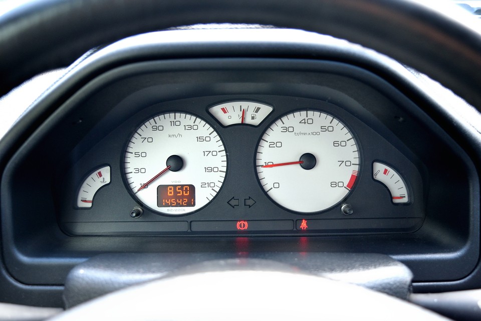 平成14年8月、12,022km時にディーラーにてメーターASSY交換歴がありますので、現在の14.6万kmと合わせると、実走行15.8万km！いやぁ、これがホント信じられないんですよねぇ。5万kmくらいの個体でも、もっとグズグズのを経験しているので・・・乗りっぱなしの5万kmより、メンテと愛情たっぷりの15万km！その典型ではないかと！