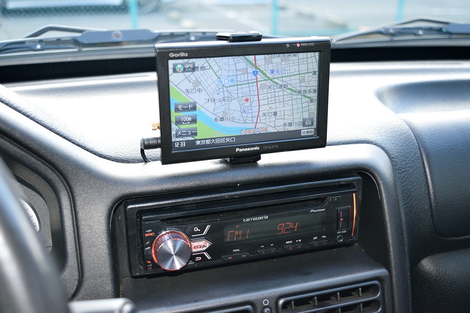 ナビはパナソニック製ポータブルナビ（CN-GL411D）、オーディオはカロッツェリア製CDオーディオ（DEH-4300）を装備。どちらも最新というわけではありませんが、必要にして十分な機能かと・・・。