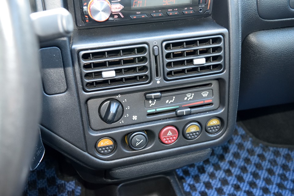 これ以上シンプルに出来ない！っていうくらい分かりやすく、操作しやすいスイッチ類。クルマのイメージに合ったPOPなボタンもいいですね。
