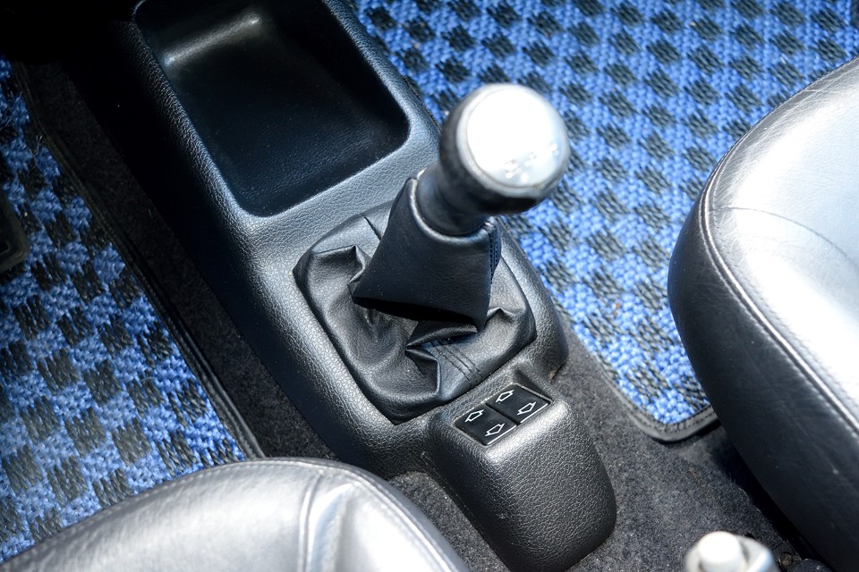 シフトは短めなので、手を伸ばし気味に操作する106独特のもの。シフトフィールはいかにもリンクロッドを介してます！みたいな遊びの大きい感じはあるものの、決まれば「スコンッ」と入る、フランス車のそれ！