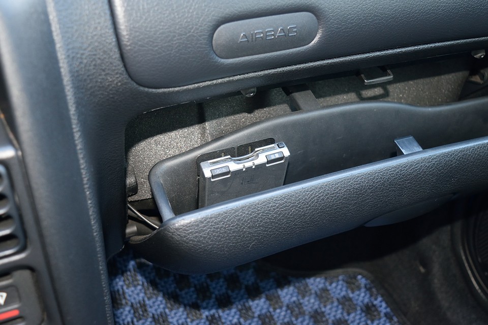 助手席グローブボックス内にETCを装備。パナソニック製の音声案内、アンテナ別体タイプです。左ハンドル＋マニュアル車には、もはや無くてはならない必須アイテム！