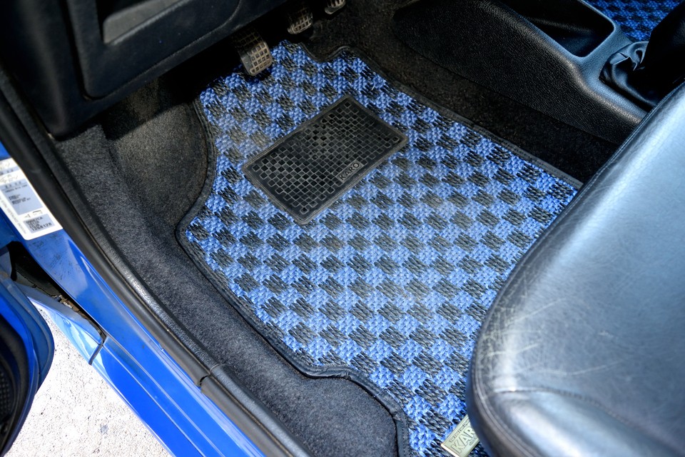 そして、ボディカラーとマッチした、高級なKARO製マットを装備！これだけで室内の雰囲気はガラッと変わりますからね。まさに、おしゃれは足元から！