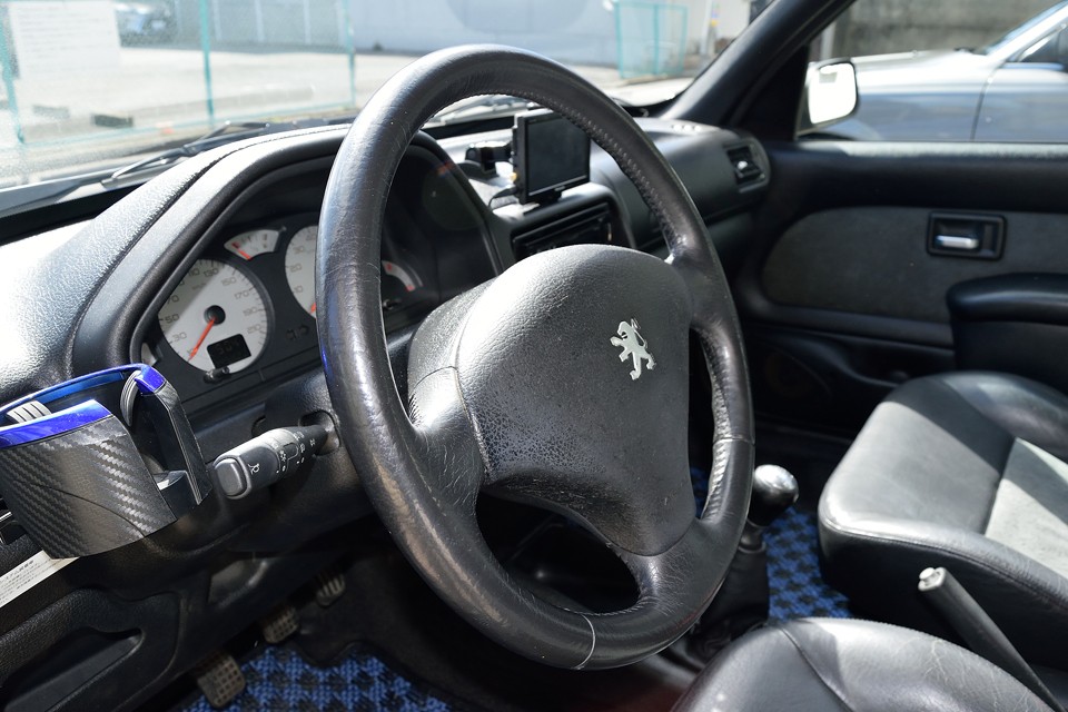 それから、このハンドルです。何で擦れてないの？おそらくどこかの時点で交換されているはずです・・・って言うか絶対そう！だって、この走行距離でこの状態は、有りえないはずなので・・・。