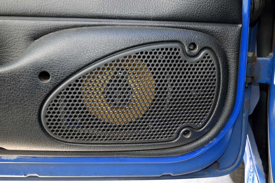 冗談はさておき、前述のカロッツェリア製オーディオへの交換と合わせて、前後4つのスピーカーもカロッツェリア製のものに交換されたそうです。車内空間ってオーディオ本体より、正直、スピーカーで音質はかなり変わるので、これは効果絶大！