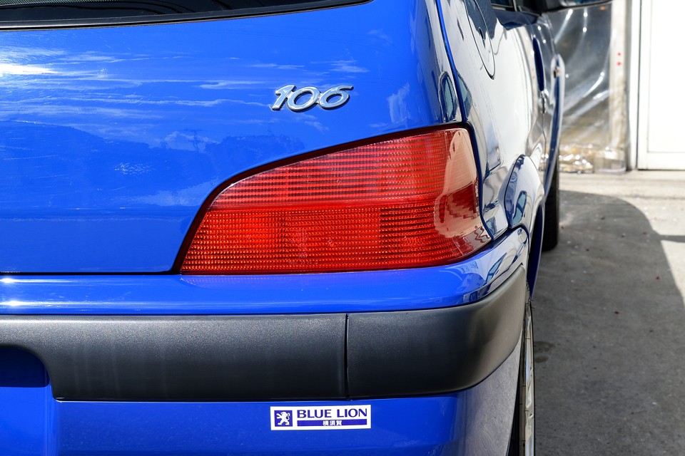 もちろんリアレンズも目立った色褪せ、ヒビはありません。ボディのブルーとのコントラストがいい感じですね。これでバンパーが白だったら、見事なトリコロール！・・・でもそれはやめた方が（笑）