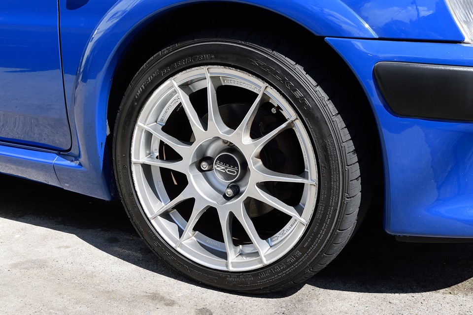 そして、SuperSprintのマフラーと同様、この106の大きなアピールポイントのひとつ！のっぺりとして、大人しい印象の純正14インチアルミから、パシッと決まった、OZの15インチホイールにインチアップ済！これいい～！