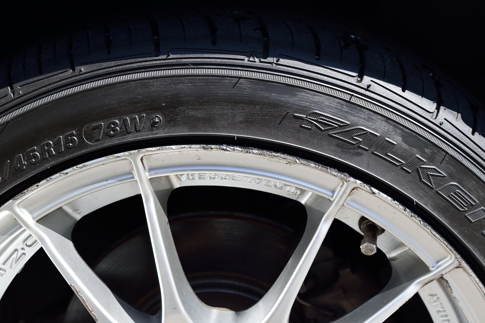 かなり決まった足元ですが、残念ながら1本だけ、ご覧のガリキズが・・・タッチアップで少しは目立たなくなりそうですが、気になると言えば気になるかと。