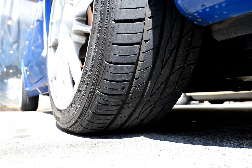 タイヤはFALKEN ZIEX ZE912で、サイズは195/45R15、ノーマルサイズが185/55R14ですから、1インチアップ、10mm幅広に。足元がカチッと見えるのはこのおかげ。ちなみにタイヤ残山は8分山ほど。当分交換の必要はありません！