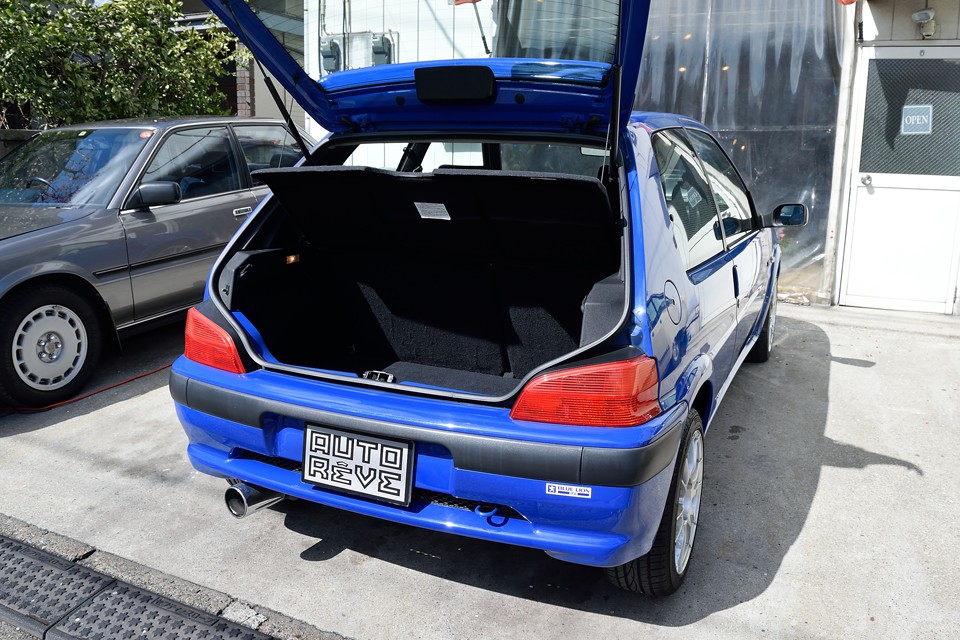 トランクへのアクセスのし易さはハッチバックならでは！ハッチ自体も軽量で開閉は楽々！走りの楽しいホットハッチでも実用性を犠牲にしないのがフランス車らしいところ！