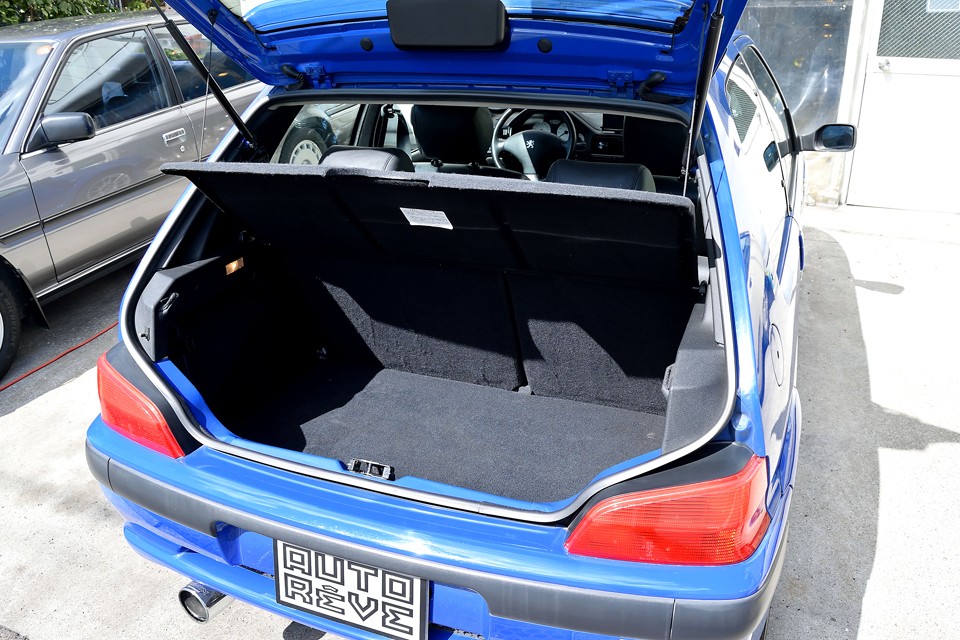 しかもこれだけのスペースがあります。このボディサイズ、ボディデザインでこの容量は立派！リアシートを前倒すれば更に広大なスペースに！一人暮らしの引越しくらいなら、これで十分？！