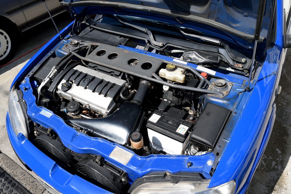 水冷直列4気筒DOHC16バルブ、1587cc、最高出力118ps/6600rpm、最大トルク14.5kg・m/5200rpmを発生！車両重量	960kgで、全長3690mmですから、そりゃもうキビキビ走る事、走る事！今更ながら、HOTハッチ！ボーイズレーサー！なんて懐かしい言葉も、この106があったからこそ！