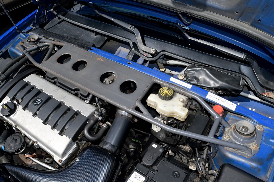 この個体、走った印象が、かなりカチッとしているのは、この強靭なタワーバーのおかげかと・・・少なくともフロント部のボディのヨレは、このタワーバー装着時から、現在まで、無いに等しいということですもんね。