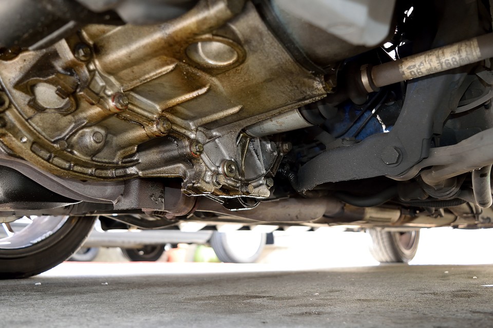 エンジン下面です。18年経過、15.8万km走行の車両ですから、長年のオイル滲み跡はあります。現在も薄っすらと湿っている感じですが、ポタポタと垂れることはありませんので許容範囲かと。