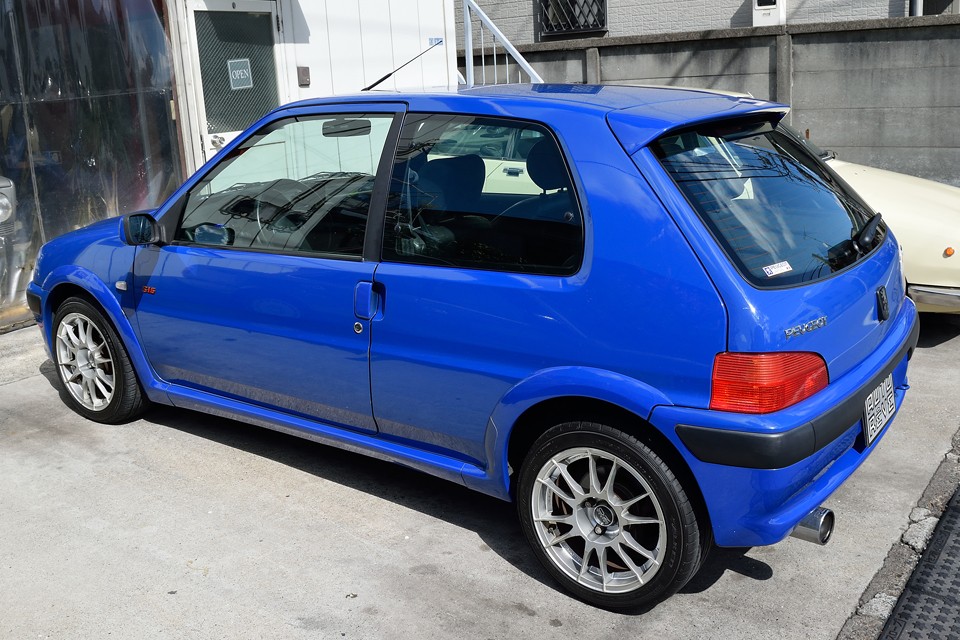 平成29年9月、123,111km時に2回目のタイミングベルトキット、ウォーターポンプ交換、平成30年2月、126,098km時に左右デフシール交換、令和1年12月、144,420km時にイグニッションコイル交換歴有り。いずれも距離はメーター読みですので、例えば、タイベルは交換後、2.3万kmほど。プジョー推奨の交換時期は6万kmですから当分は安心ですね。