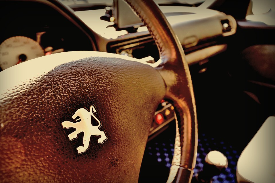 振り返れば、HOTハッチ、ボーイズレーサーなんて言葉に胸躍らせたあの頃、憑りつかれたようにクルマを駆ることに没頭し、何よりも大切だった仲間との時間・・・。