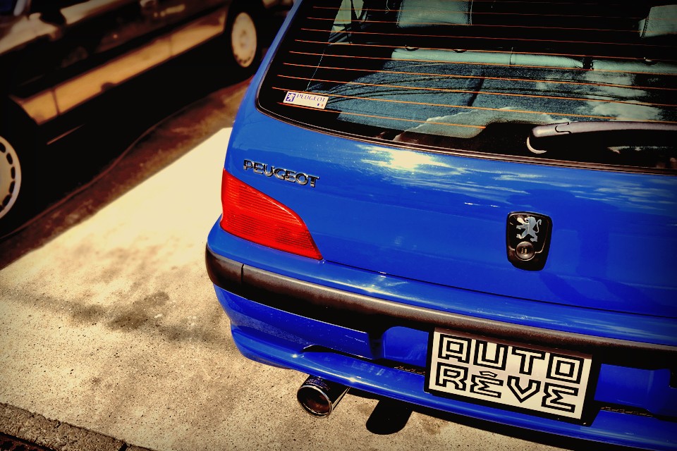 夜の校舎の窓ガラスは壊して回らなかったけど、優等生でも無かった自分に、居場所を与えてくれたのが、そんな仲間達と、クルマだったという人も多いはず・・・。