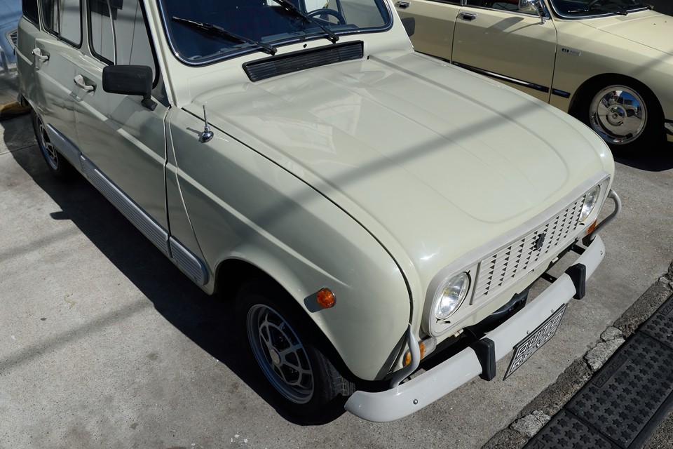 塗装は元々は白だったのを、この薄い若草色に塗り替えてあります。塗装の質はあまり良くないのですが、磨き込んだら、なんとかこの状態に！小ヤレ、小キズなんか気にしない！っていう方なら、むしろこの雰囲気タップリのキャトルは良いかも！