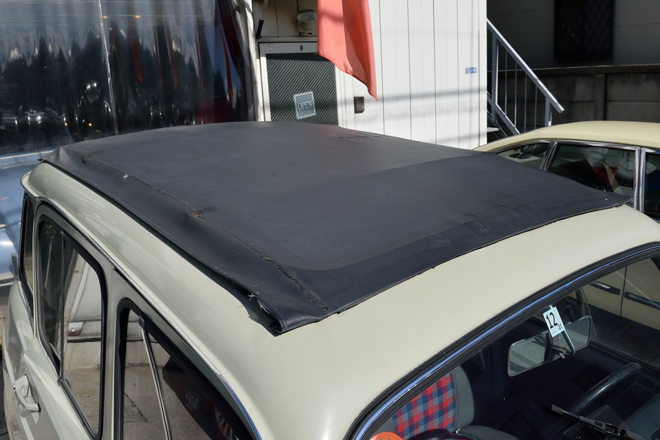 ルーフ全面フルオープンのキャンバストップですが、かなりのヤレが・・・もちろん張替するのがベストですが、ほつれはあるものの破れはないので、悩むところ・・・もちろんご希望があれば張替も可能です！