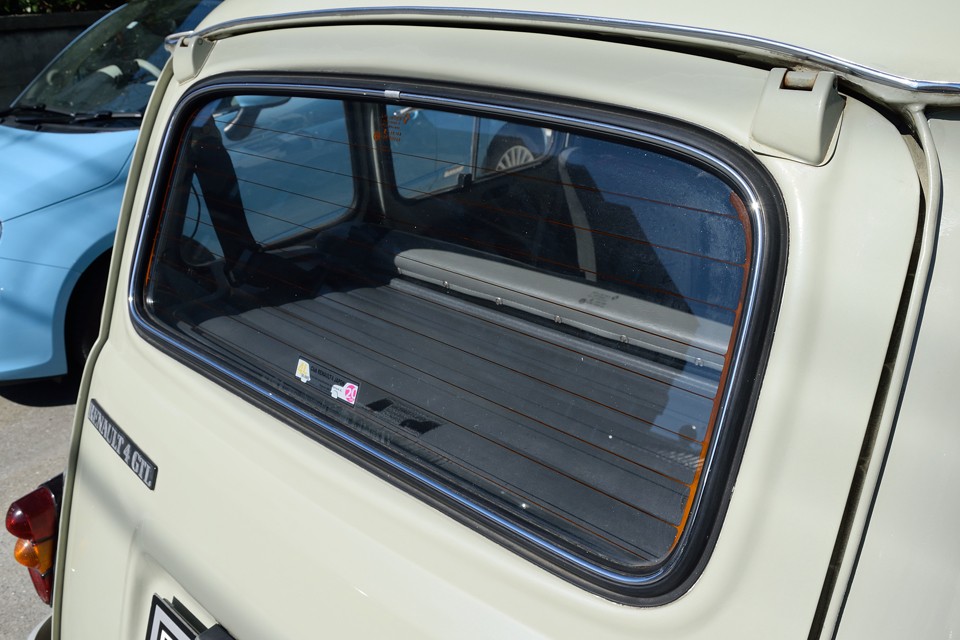 もちろんリアウインドウモールも交換済！見た目がシャキッとするのもそうですが、何より、気持ちがスッキリ！それが大事なのです！