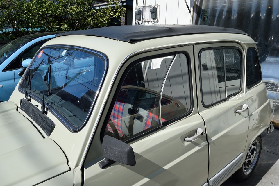 ウインドウモールに加え、正規ディーラー車だけのサイドウインドウのメッキのサッシ、ルーフのメッキモールと、輝くところが輝くだけで、こんなにも生き生きとした印象に！