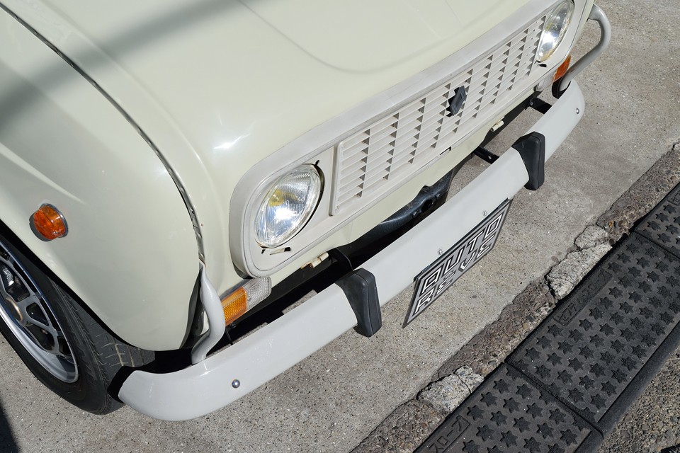 それから、簡易塗装ではありますが、バンパーも塗装済！良く見ると以前の塗装跡とかありますが、この状態なら十分ですよね。