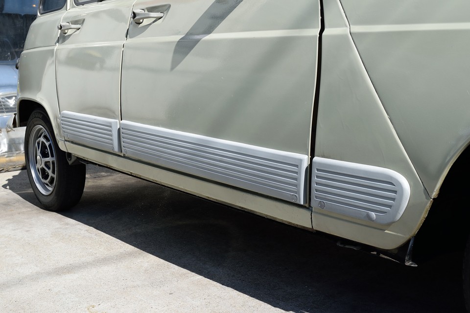 そして、GTLの特徴でもある、このサイドプレートも塗装済！元々は無塗装のプラ素材なので、バンパーとは、あえて違うグレーで、素材感を生かしました！←細か過ぎ？！