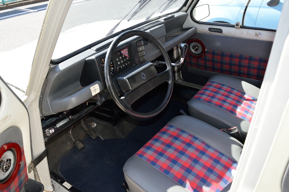 まずは、何と言ってもこの真新しいシート！それもそのはず、私、自ら、せっせと新品カバーを張替しました～！業者さんに頼めば楽なのですが、コストを抑えるのと、シートの中身の状態を知っておきたかったので・・・。