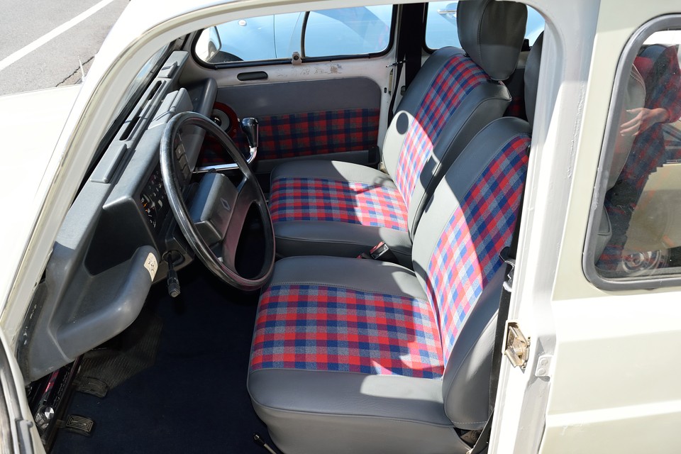 そのおかげで、シートフレームにサビの無いことや、ウレタンもちゃんと崩壊せず？！形状を保った柔らかい状態だったのが確認出来ました。これで肌触りの良い、気持ち良いシートに生まれ変わりました～！