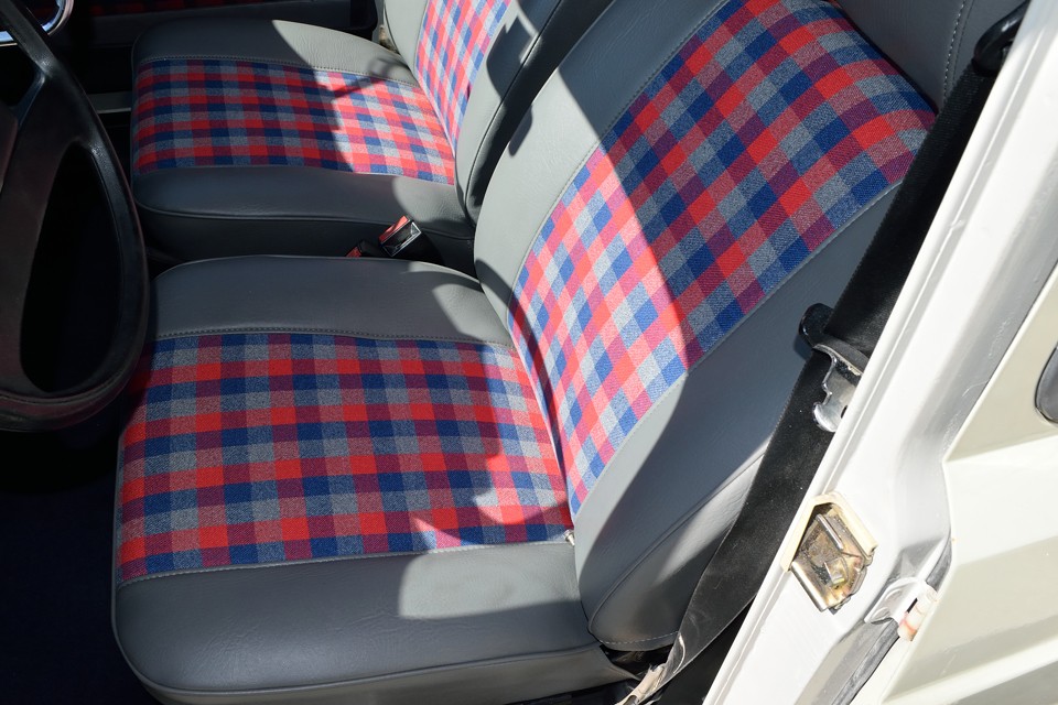 しかも、入手したこの新品カバー、純正の布一枚、ビニール一枚のものと違って、裏地に薄いウレタンが付いているので、カバー自体に柔らかさがあるもっちりしたもの！これは良い～！