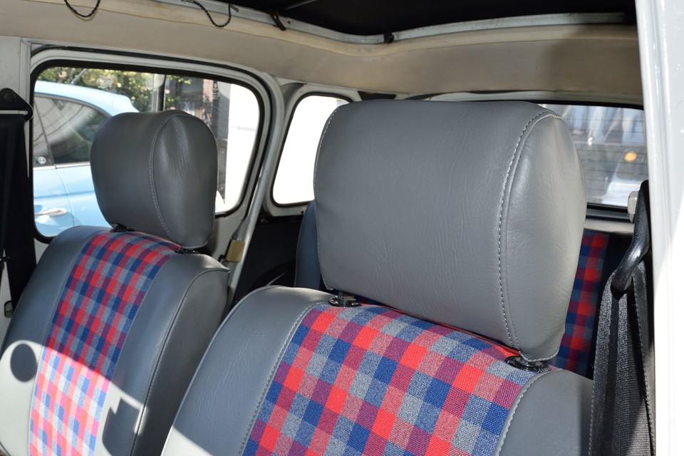 ヘッドレストカバーは交換するのではなく、元のカバーはそのままに、上から被せるタイプです。これもウレタン裏地なので柔らか～！サイズが少し大きめに作られているので、シワがよってしまうのはご愛嬌でしょうか。