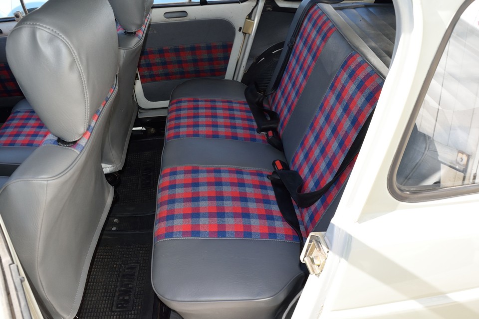 リアシートももちろん張替ました！簡単そうに見えて、実はこれ結構な作業・・・リアシートは座面、背面を全バラシしなければならないので、ついでに・・・