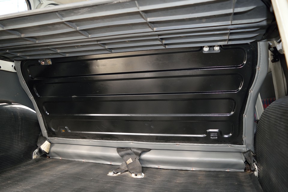 リアシート背面パネルも塗装して、更についでに・・・