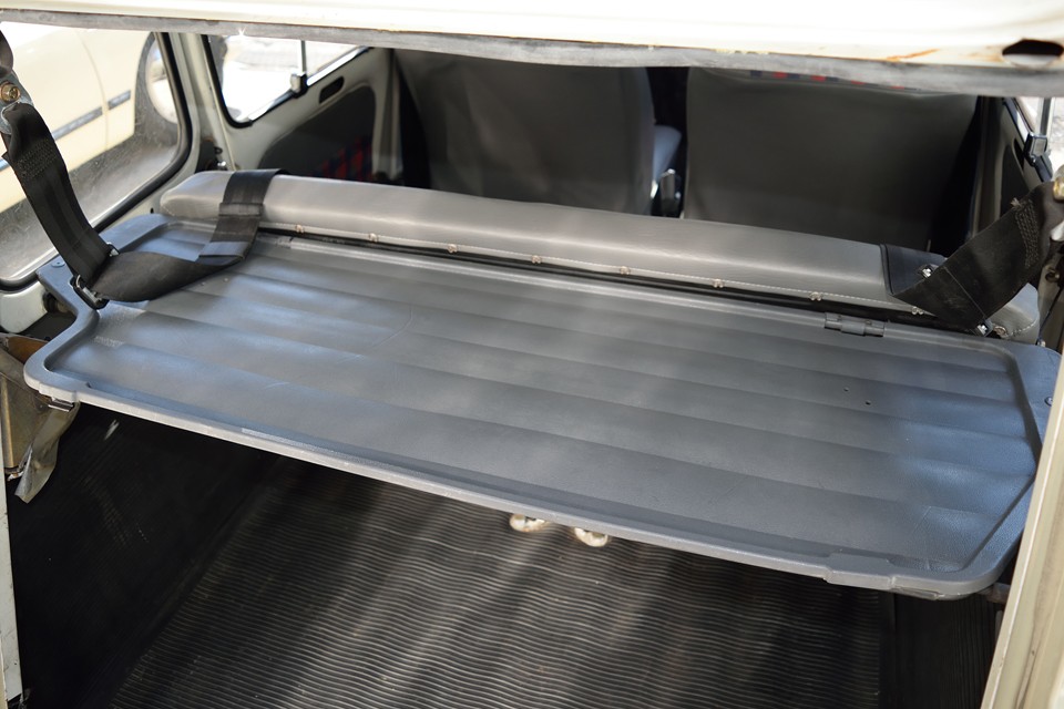 ラゲッジトレイも塗装しました～！シート張替しようと思ったばかりに、こんなところまで・・・こうやって作業は増えていくのですぅ～（旧車あるある・笑）