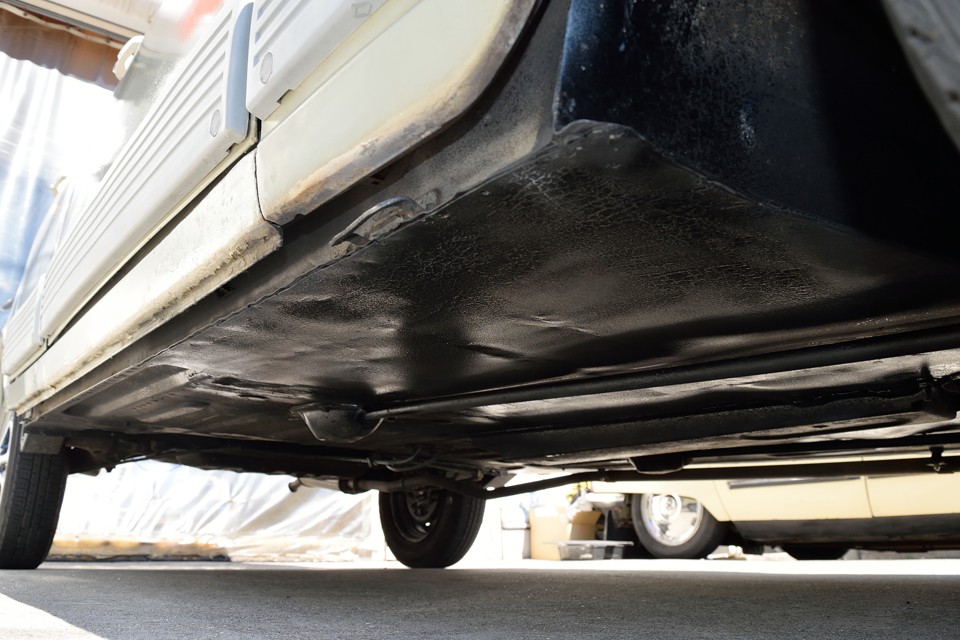 それから、ある意味、この個体の一番のアピールポイントと言えるのがコレ！どのキャトルにも床面に若干のサビはあるものですが、この個体もやはり結構サビがあって、それを見てしまったもんだから、気になって気になって・・・で、鉄板を
溶接で貼りました！←やり過ぎ？