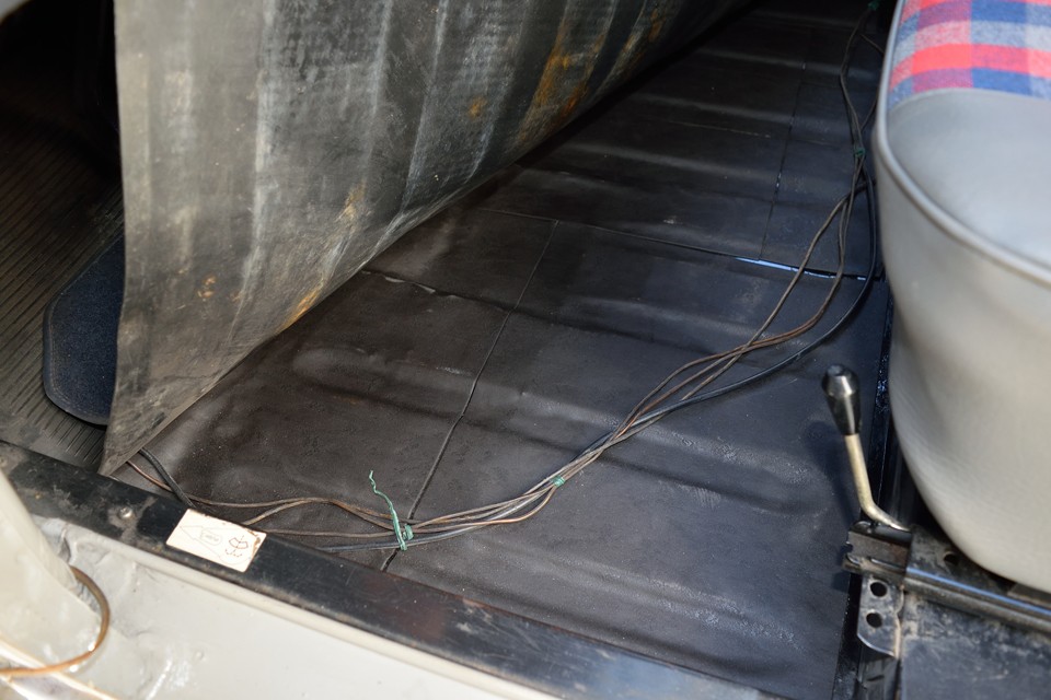 ついでに、室内の床面をサビ留め塗装後、サビの温床になっていた防振マットも新品に張替済！・・・う～ん、明らかにやり過ぎたかも・・・（苦笑）でも、これで何もしてない個体よりは、はるかにサビに対してのアドバンテージになったのではないかと・・・。